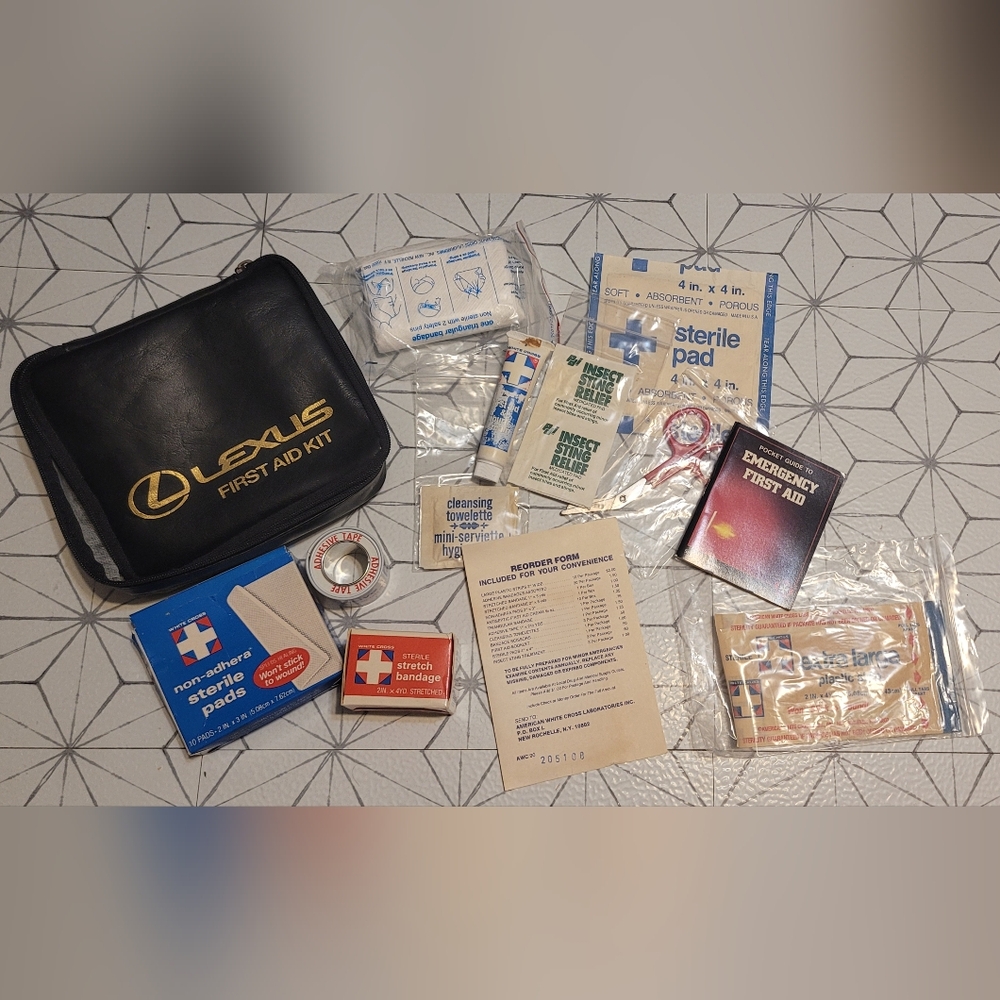 Lexus. First aid kit. Bag with contents.